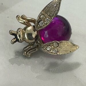Wiggle wiggle Trembler bee brooch pin